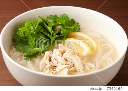 チキンのフォー 75401694