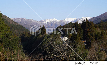 早春の残雪の残る能郷白山 早春の残雪の残る能郷白山 75404809