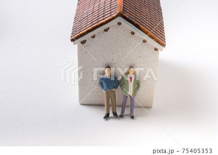 Tiny figurine of men in front of a house 75405353