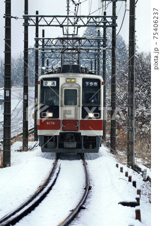 雪路の鬼怒川線を走る…6050系 電車 雪路の鬼怒川線を走る…6050系 電車 75406237