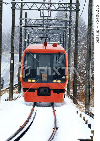 雪路の鬼怒川線を走る…253系 電車 75406255