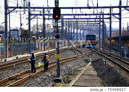 鉄路を日々護る保線員 鉄路を日々護る保線員 75406927