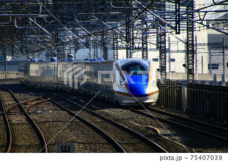 E7新幹線 金沢へ 北陸新幹線 大宮駅の写真素材