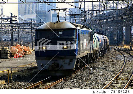 電気機関車 Ef210 桃太郎 が牽引するタンク貨物列車の写真素材