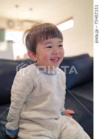イヤイヤ期の子供　上機嫌 75407151