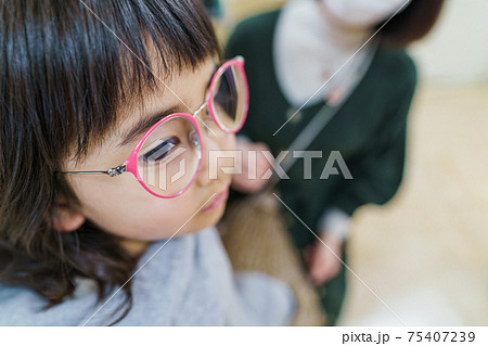 メガネの調整　子供メガネ 75407239