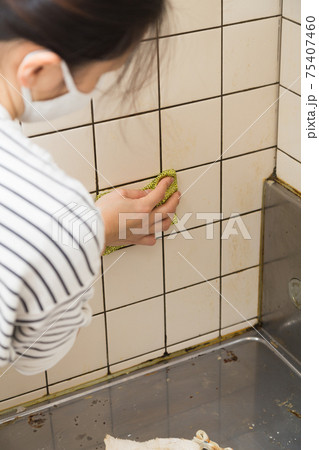 油汚れを掃除する女性 油汚れを掃除する女性 75407460