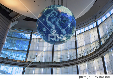 東京 お台場 低角度から見た未来科学館に吊られてる地球型のジオ コスモス の写真素材