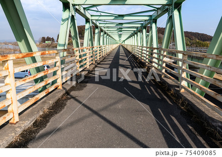 江合川旧北上川合流点和渕神取橋の歩道 75409085