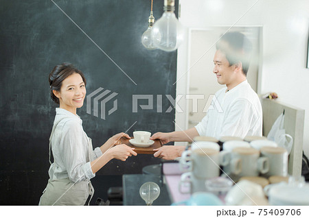 カフェ・飲食店で働く女性 75409706