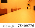 和風飲食店のカウンター 75409776