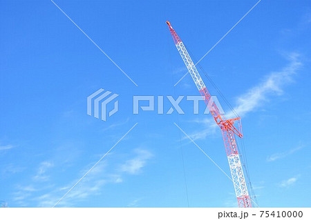 建設現場のタワークレーン 75410000