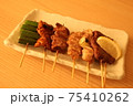 職人が焼き鳥を焼く様子 75410262