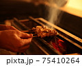 職人が焼き鳥を焼く様子 75410264