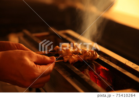 職人が焼き鳥を焼く様子 職人が焼き鳥を焼く様子 75410264
