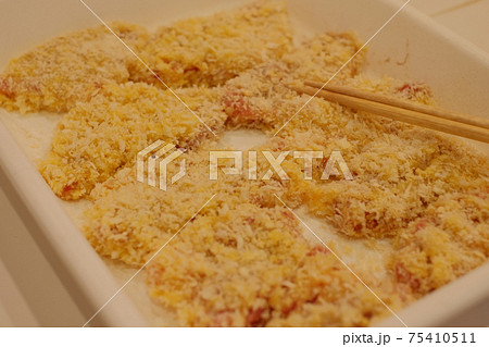 とんかつの下準備 調理 肉たたき とんかつの下準備 調理 肉たたき 75410511