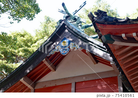 岬に鎮守する諸口神社の屋根 75410561