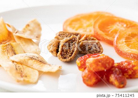 ドライフルーツの盛り合わせのイメージ写真 75411245