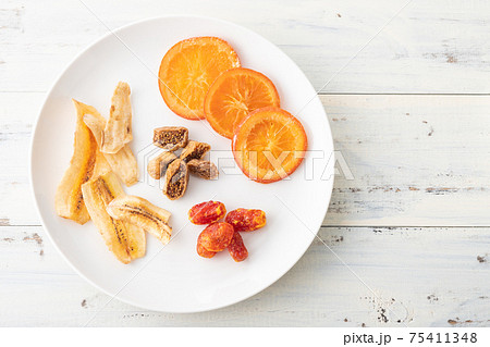 ドライフルーツの盛り合わせ ドライフルーツの盛り合わせ 75411348