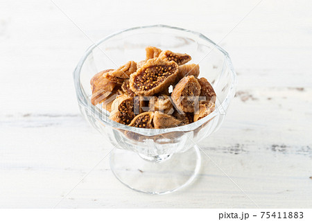 ナチュラルな背景で撮影されたドライいちじく 75411883