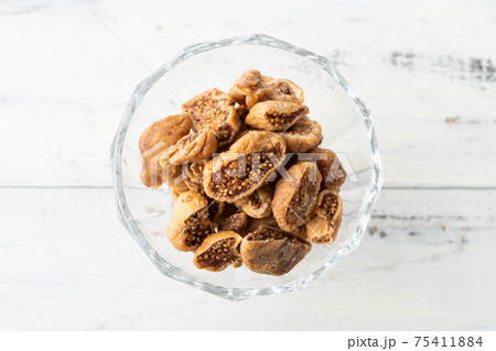 ナチュラルな背景で撮影されたドライいちじく ナチュラルな背景で撮影されたドライいちじく 75411884