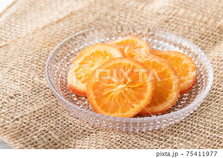 ナチュラルな背景で撮影されたドライオレンジの写真素材