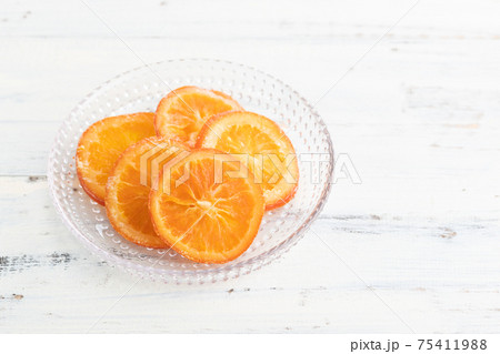 ナチュラルな背景で撮影されたドライオレンジの写真素材