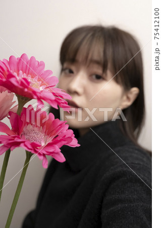 花と女性 75412100