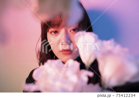 カラーライトの中で花を持つ女性 75412234