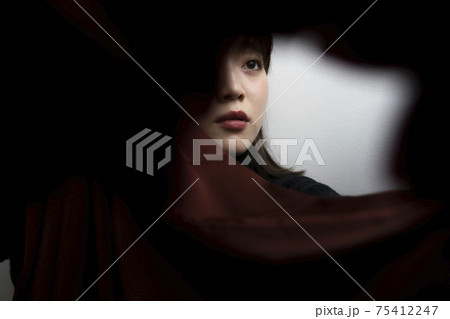 シックな女性のポートレートの写真素材