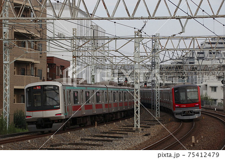 東武伊勢崎線西新井駅での緩急接続風景 75412479