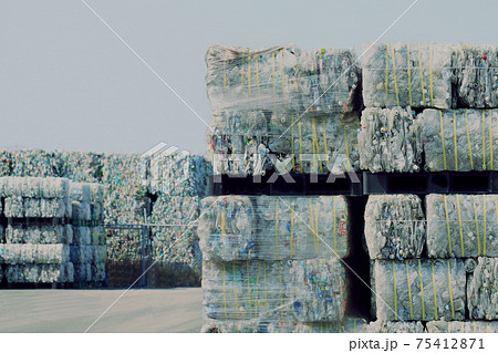 リサイクル施設の積み上げられたペットボトルの山 75412871