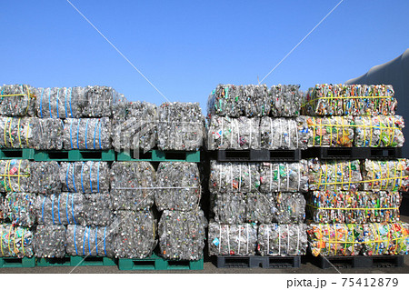 リサイクル施設の積み上げられたペットボトルの山 75412879