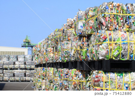 リサイクル施設の積み上げられたペットボトルの山 75412880
