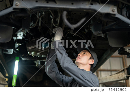 工場で働く自動車整備士 75412902