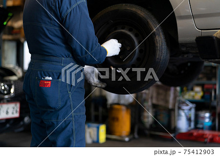 工場で働く自動車整備士 75412903