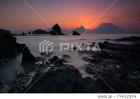 夏山海岸からの日の出 夏山海岸からの日の出 75412934