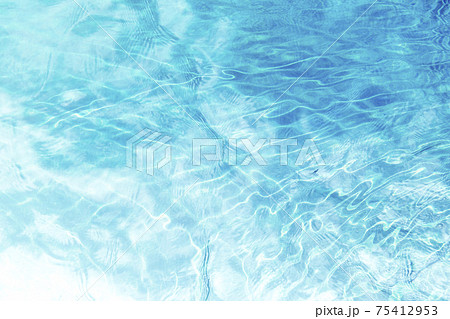 水紋と波紋の水面背景テクスチャの写真素材