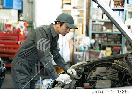 工場で働く自動車整備士 75413010