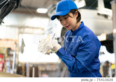 工場で働く自動車整備士 75413020