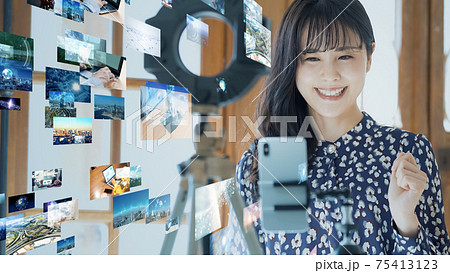 動画配信イメージ　ユーチューバー　ライバー 75413123