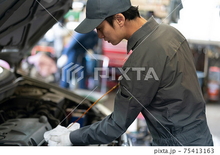 工場で働く自動車整備士 工場で働く自動車整備士 75413163