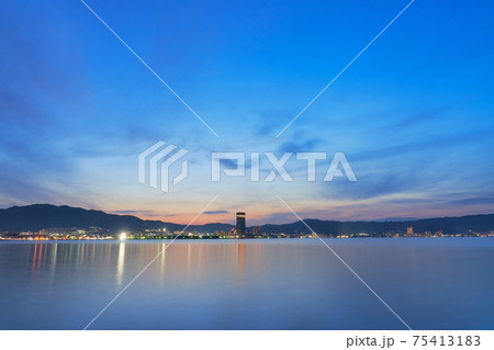 琵琶湖　大津プリンスホテルの対岸からの夕景 75413183