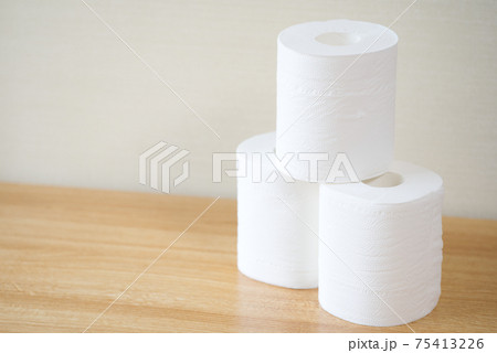 積み重ねたトイレットペーパー 75413226