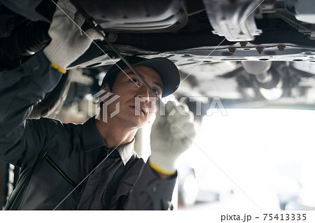 工場で働く自動車整備士 75413335