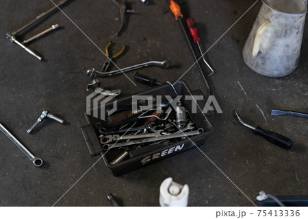 自動車整備工場の工具 75413336