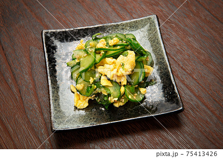 キュウリと炒り卵の酢の物 キュウリと炒り卵の酢の物 75413426