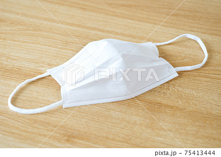 机の上に置かれたマスク 75413444