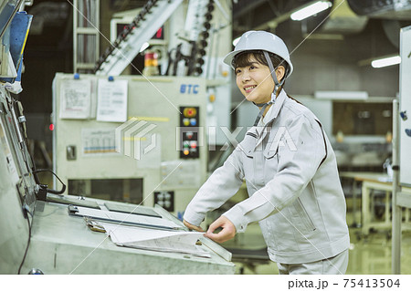 ビジネス 工場 女性 ビジネス 工場 女性 75413504
