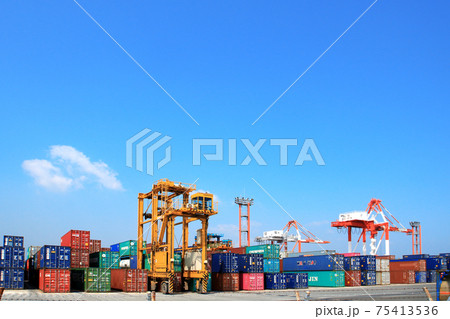 北九州市門司区の太刀浦コンテナターミナルの作業風景　第一ターミナル 75413536